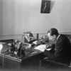 Edward Raczyński, delegat RP przy Lidze Narodów w latach 1932-1934, w gabinecie w Genewie (Narodowe Archiwum Cyfrowe).