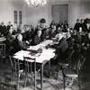 Posiedzenie jednej z sekcji Ligi Narodów.  Przedstawiciel Polski – Jan Modzelewski przy pierwszym stole, trzeci od lewej (United Nations Archives at Geneva).