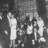 Uczestnicy wigilii w Ambasadzie RP w Paryżu zgromadzeni przy choince podczas rozpakowywania prezentów przez dzieci. Na pierwszym planie po lewej stronie stoją ambasador Alfred Chłapowski z żoną Heleną, Paryż, 24 grudnia 1926 r. (NAC)