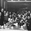 Okres „okołoświąteczny” obfitował w  spotkania w okręgach konsularnych, wśród środowisk polonijnych. Na zdjęciu konsul generalny RP w Lille Stanisław Kara (siedzi przy stole drugi od lewej) podczas wigilii w bursie polskiej w Lille, Francja, 1934 r. (NAC)