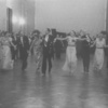 Sala balowa MSZ w pałacu Bruhla oraz dyplomaci „przy pracy” – czyli tańczący mazura, 1937 r. (NAC)