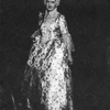 Bal zorganizowany przez „Alliance Franco-Polonaise" w Lille. Uczestniczka balu, żona konsula Tadeusza Brzezińskiego przebrana za królową Francji Marię Leszczyńską, 1931 r. (NAC)