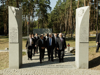 Minister Waszczykowski złożył wieńce na cmentarzu w Bykowni