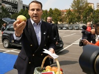 Minister Sikorski promuje polskie jabłka